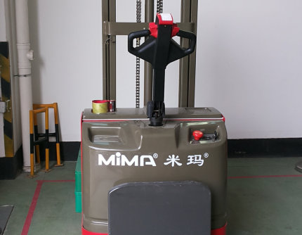 廣州食品生產(chǎn)企業(yè)采購(gòu)我司電動(dòng)堆高車(chē)