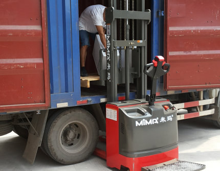 白云區(qū)物流企業(yè)采購(gòu)我司電動(dòng)堆高車(chē)