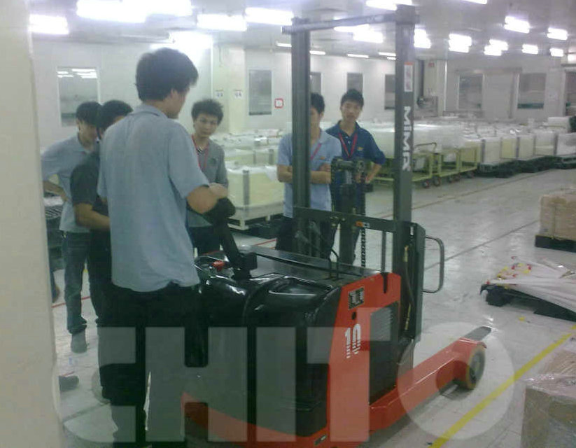LG電子廠采購(gòu)我司前移式電動(dòng)叉車